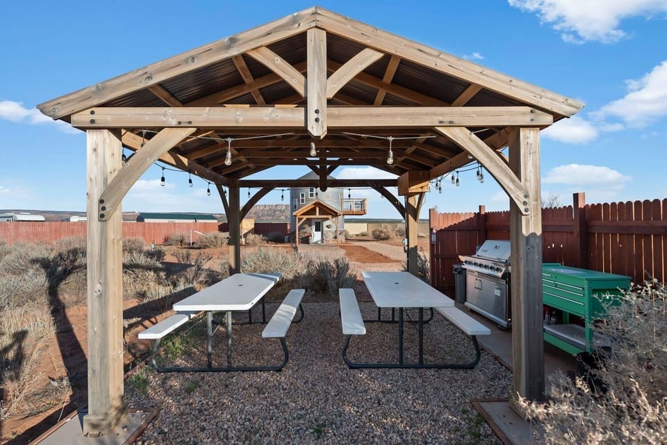 Cave Dwellers- Zions' Only Hand-sculpted Cave Hotel in Arizona
