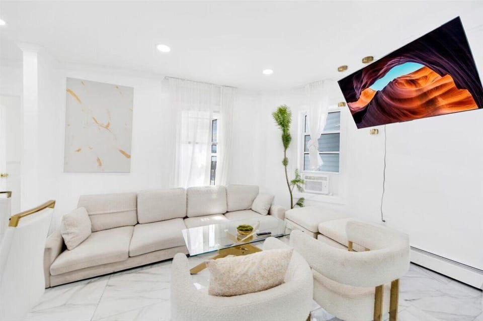 Luxury 5 BR Home Free Parking Hotel in Yonkers
