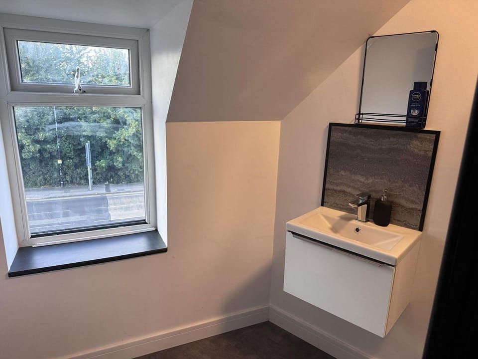 City Apartment Sleeps 5 With Parking Hotel in Stretford