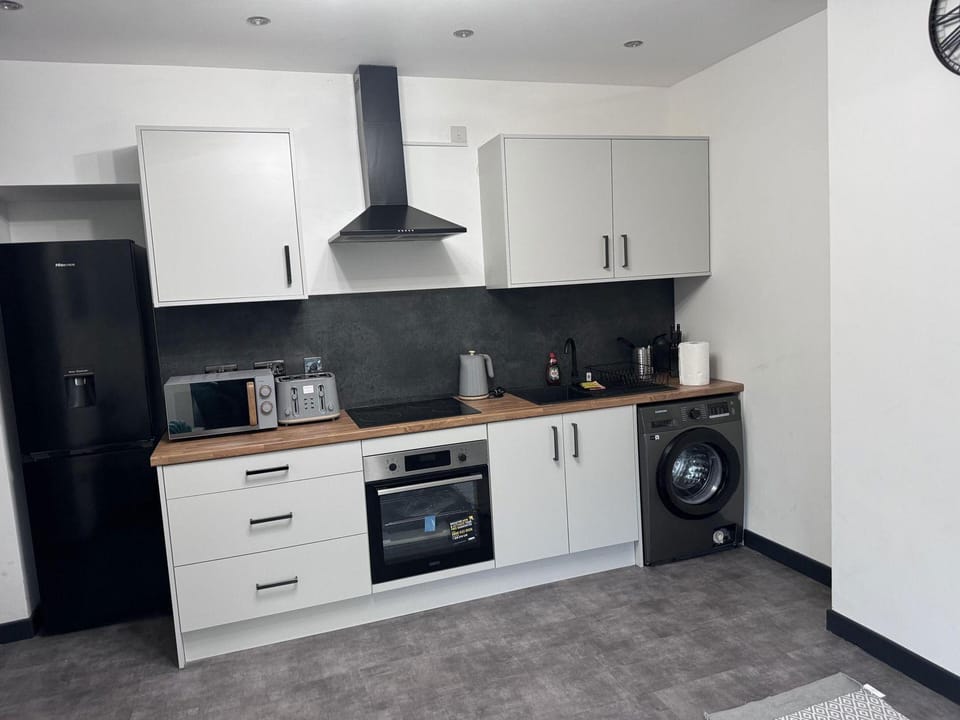 City Apartment Sleeps 5 With Parking Hotel in Stretford