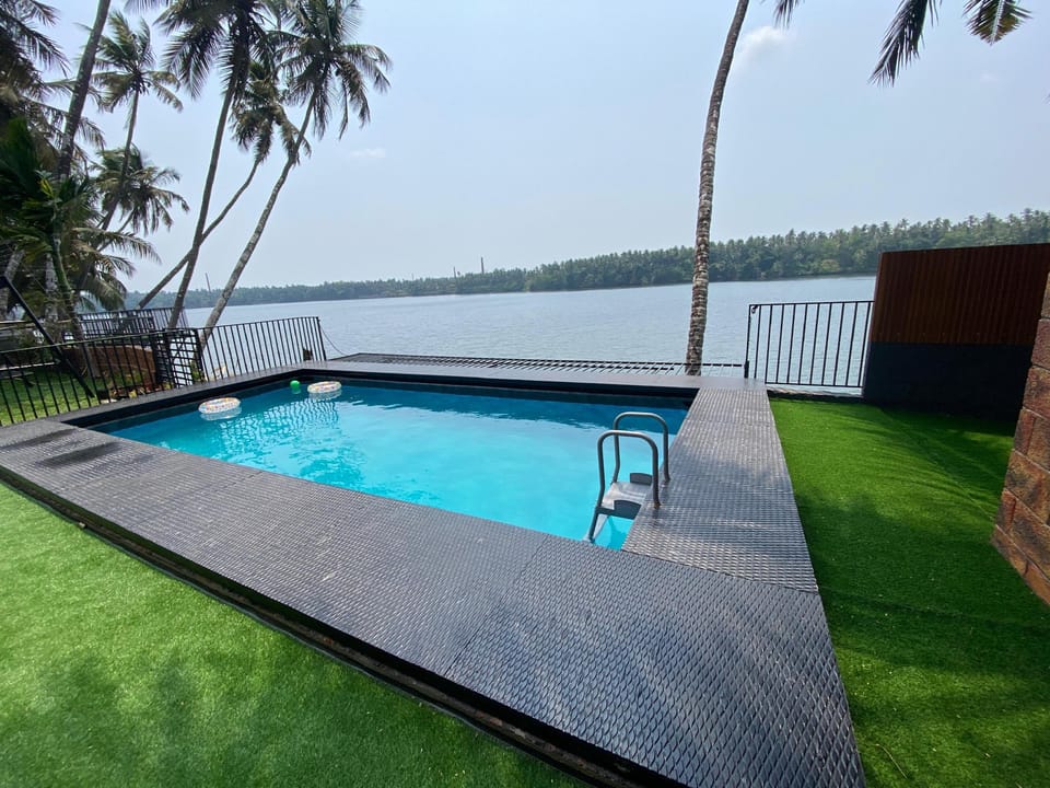 Swimming pool [outdoor]