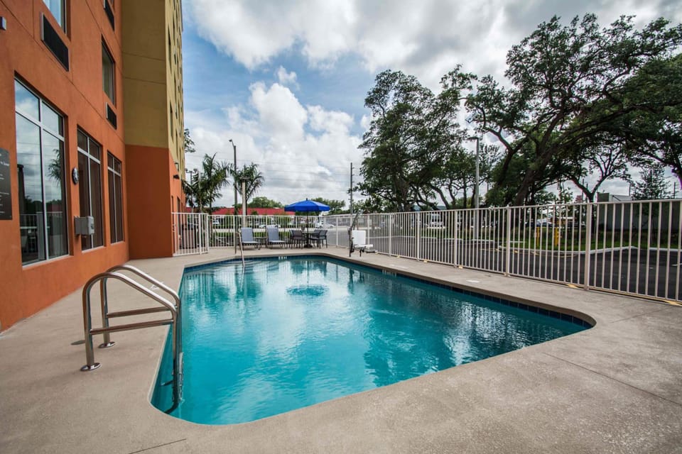 Comfort Suites Fort Lauderdale Airport South & Cruise Port Hotel in Dania Beach