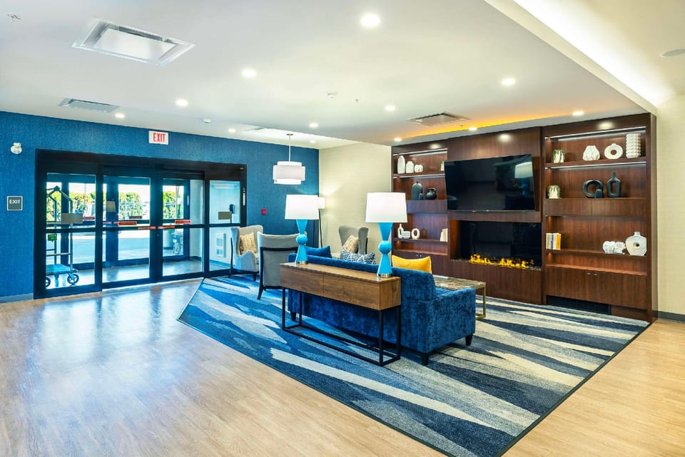 Comfort Suites Hotel in Kelowna
