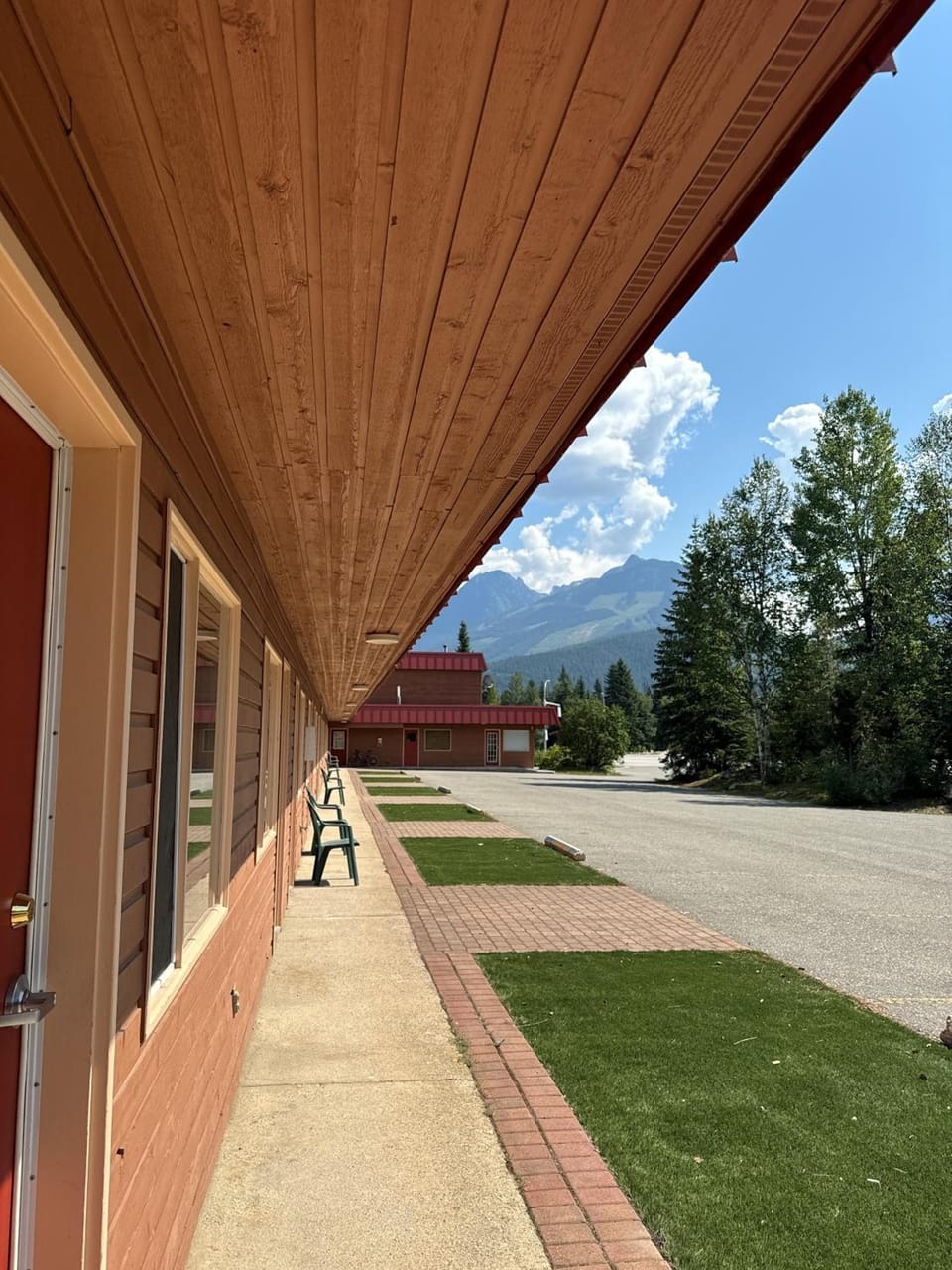 Saddle Mountain Lodge Motel in British Columbia