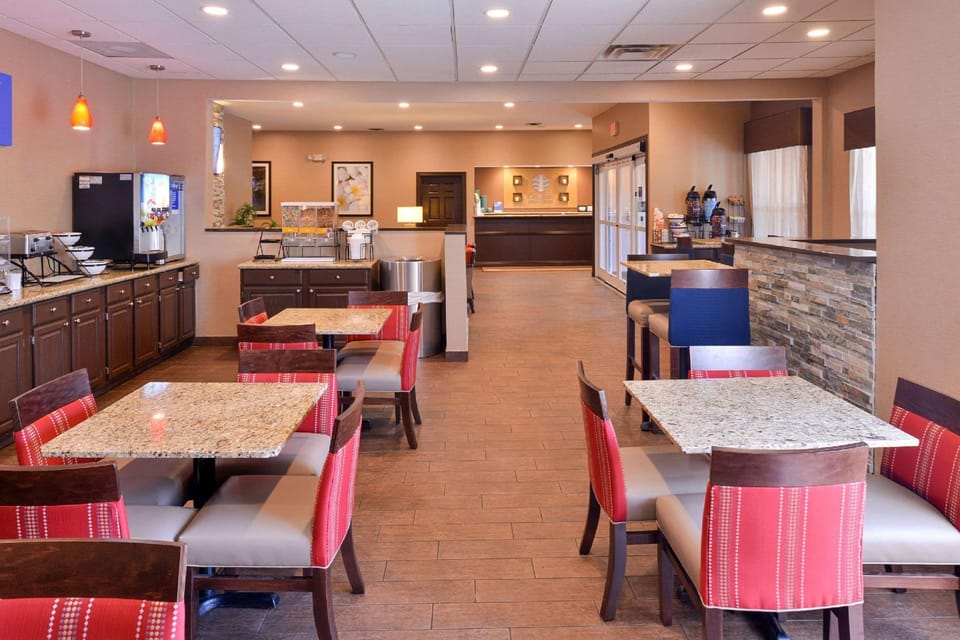 Comfort Inn & Suites Fayetteville-University Area Hotel in Fayetteville