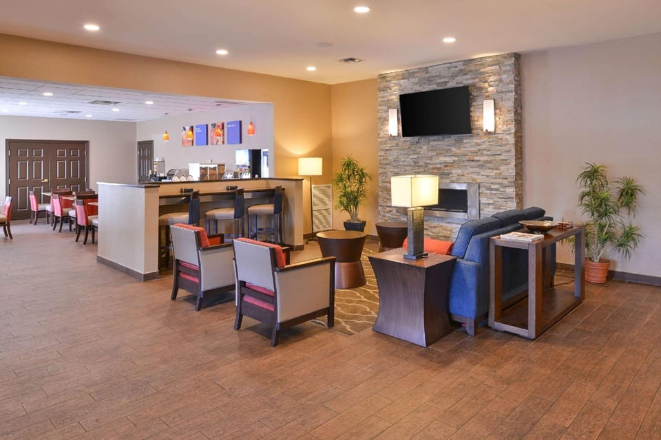 Comfort Inn & Suites Fayetteville-University Area Hotel in Fayetteville