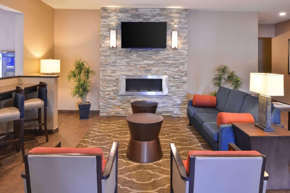 Comfort Inn & Suites Fayetteville-University Area Hotel in Fayetteville