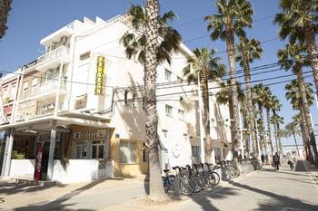 Malvarrosa Beach Rooms Hotel in Valencia