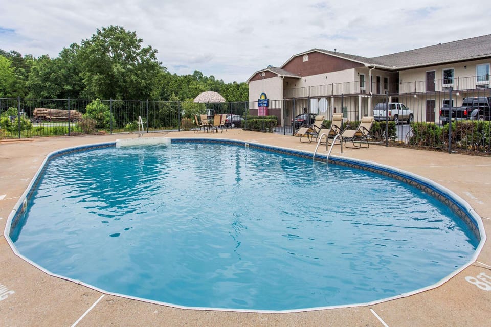 Swimming pool [outdoor]