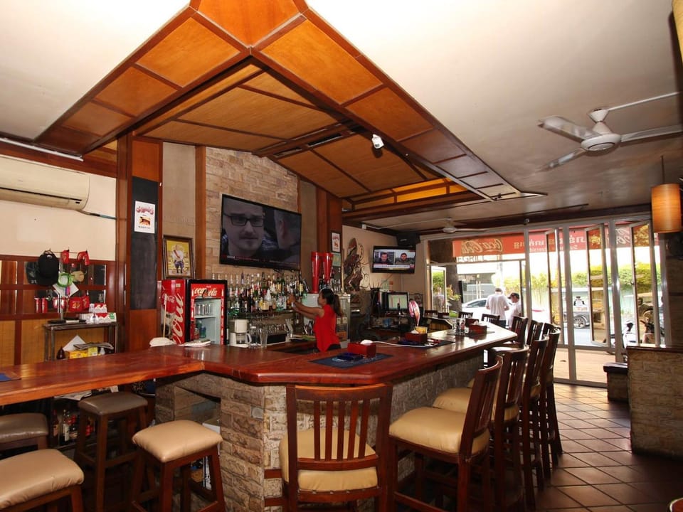 Bar Oz Riverside Inn in Phnom Penh Province