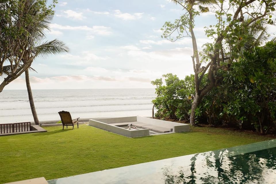 Black Beach Villa - Absolute Beachfront Hotel in Kerambitan