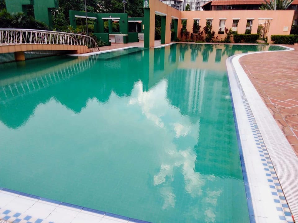 Swimming pool [outdoor]