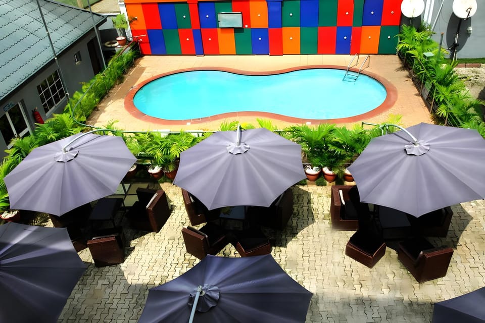 Swimming pool [outdoor]