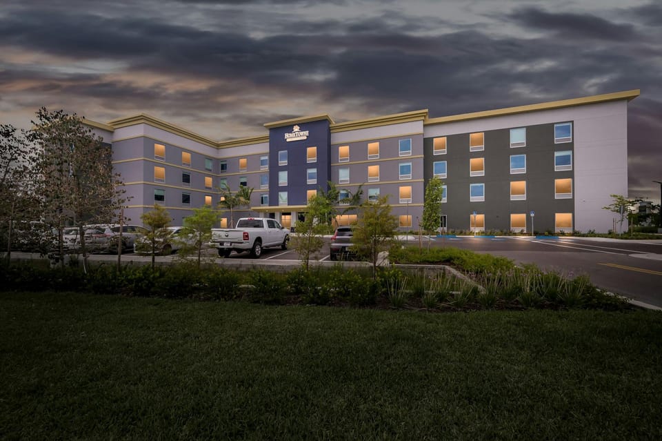 HomeTowne Studios by Red Roof Fort Myers Hotel in Fort Myers