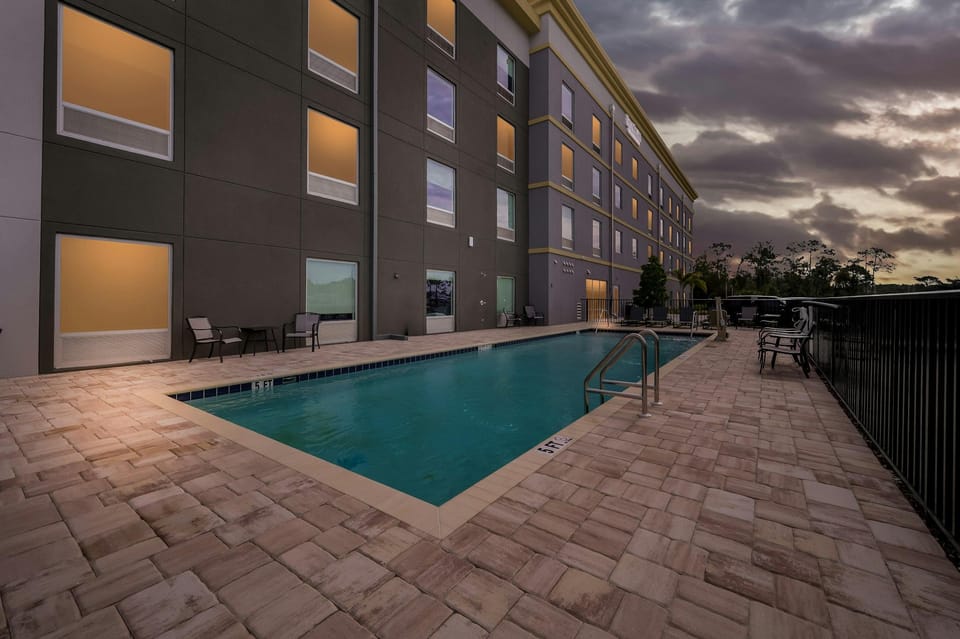 HomeTowne Studios by Red Roof Fort Myers Hotel in Fort Myers