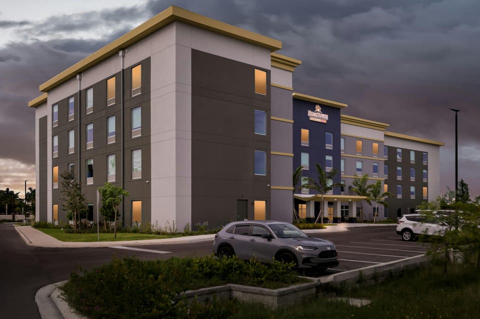 HomeTowne Studios by Red Roof Fort Myers Hotel in Fort Myers