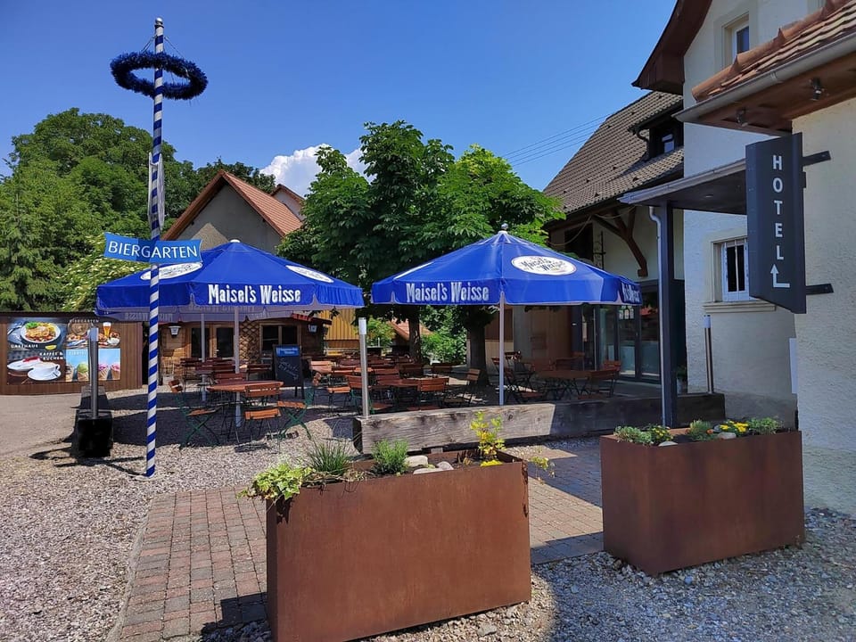 Hotel "Cafe Verkehrt" - Wellcome Motorbiker, Berufsleute und Reisende im Schwarzwald Hotel in Aargau, Switzerland