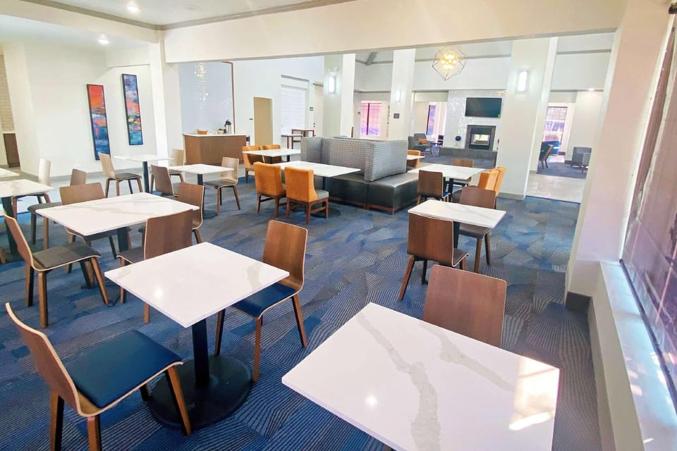 La Quinta Inn & Suites by Wyndham South Holland Hotel in East Hazel Crest