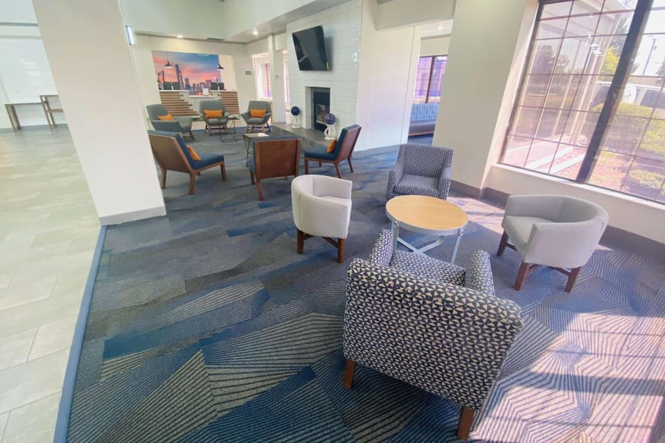 La Quinta Inn & Suites by Wyndham South Holland Hotel in East Hazel Crest