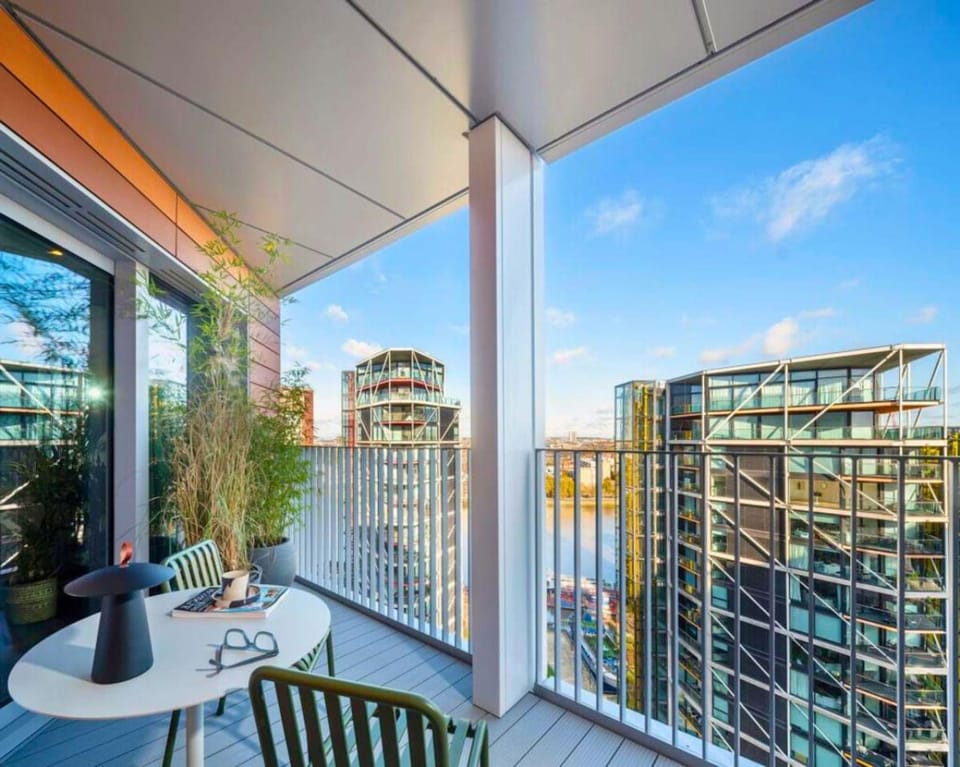 2bed-2bath-2balconylondoneyeview Hotel in London