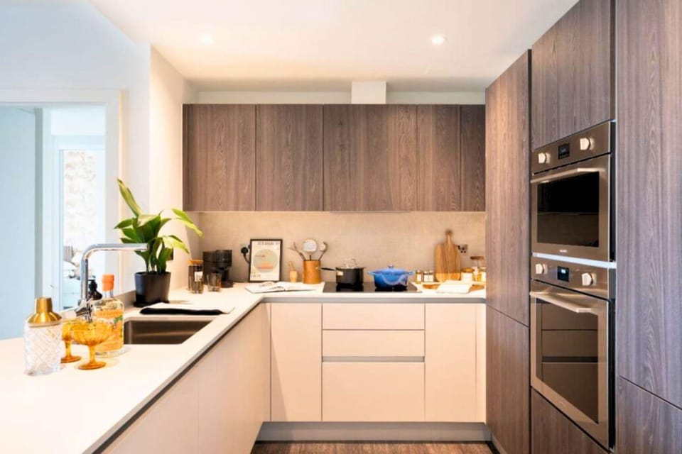 2bed-2bath-2balconylondoneyeview Hotel in London