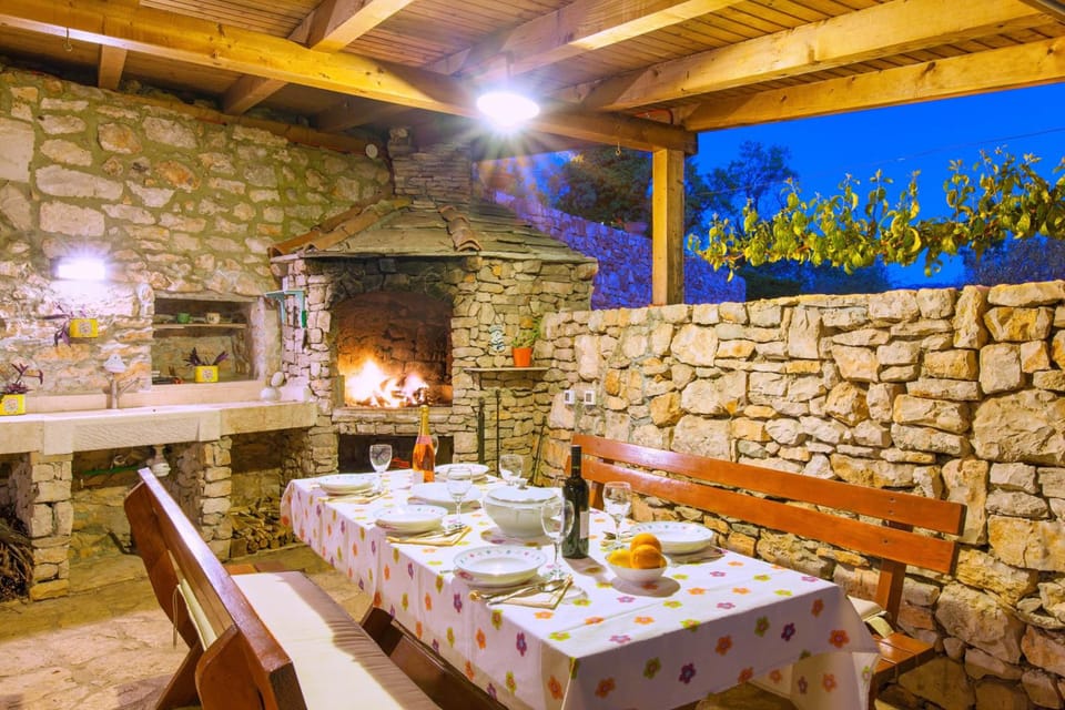 Villa Vicina Heritage villa for 9,Milna - close to restaurants and shops Hotel in Split-Dalmatia County