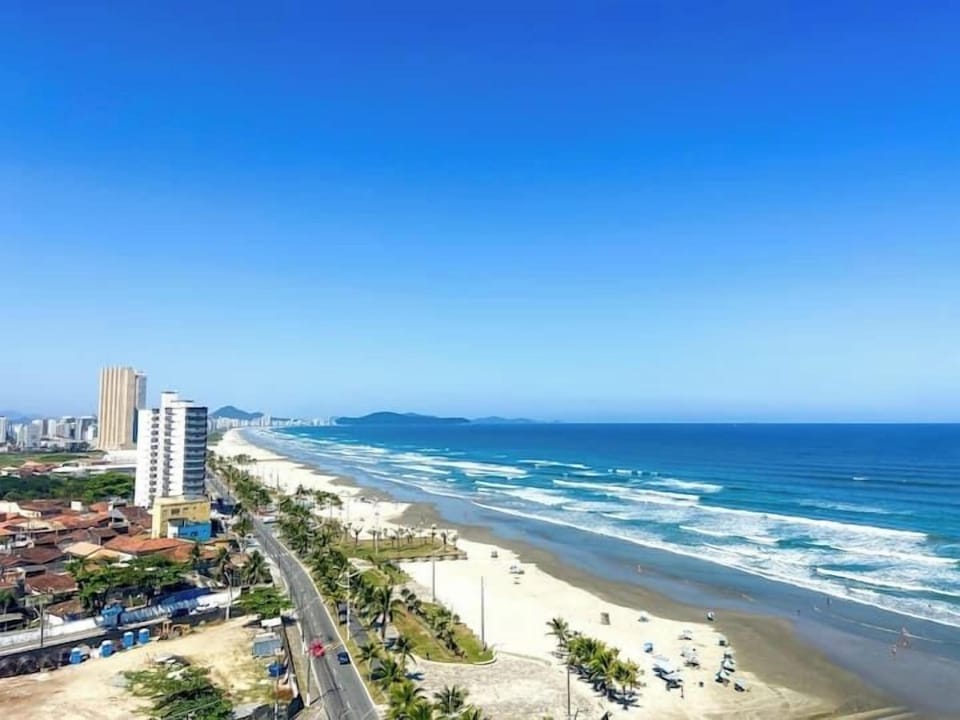 Pé na areia apto c vista mar e piscina Hotel in State of São Paulo