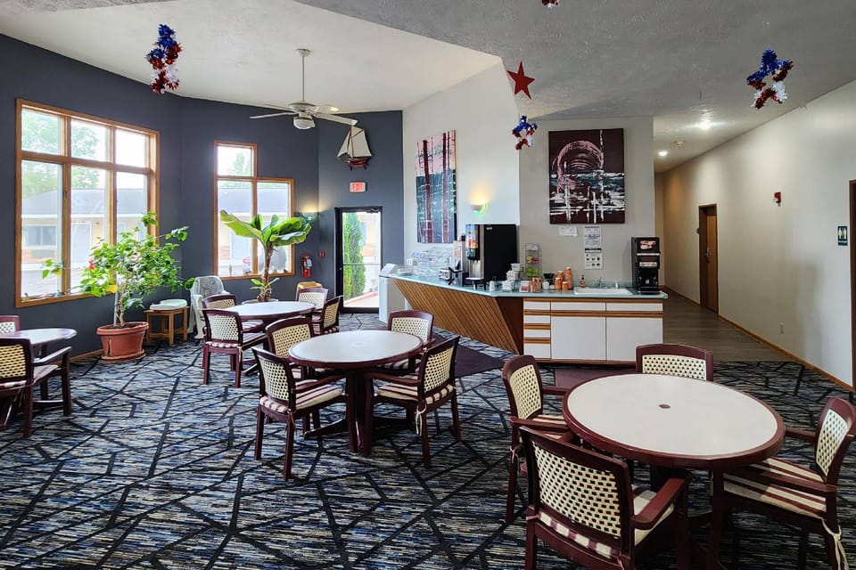 Econo Lodge Lakeshore Hotel in Manistique
