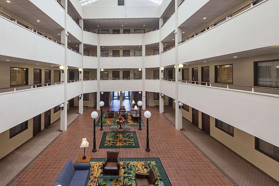 Quality Suites Lansing West Hotel in Lansing