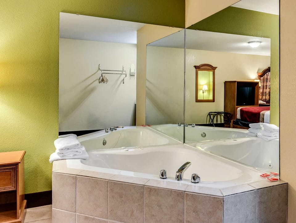 Econo Lodge Lake Charles University Area Hotel in Lake Charles