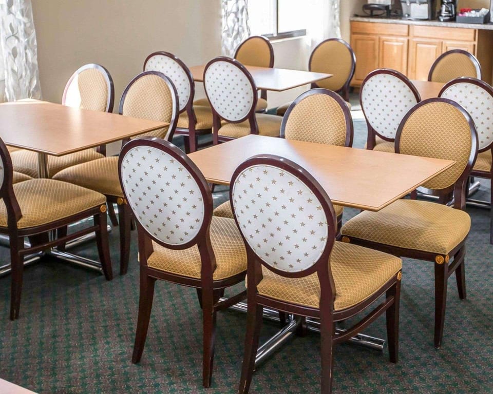 Econo Lodge Shorewood Hotel in Joliet
