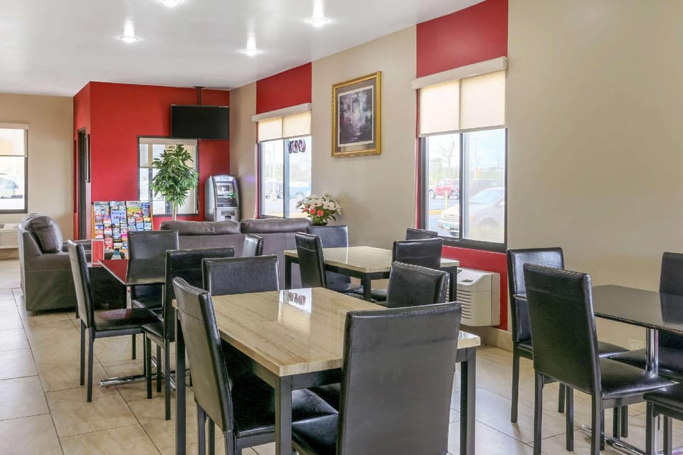 Econo Lodge Shorewood Hotel in Joliet