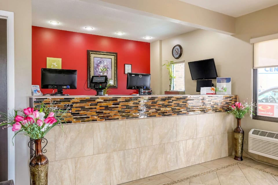 Econo Lodge Shorewood Hotel in Joliet