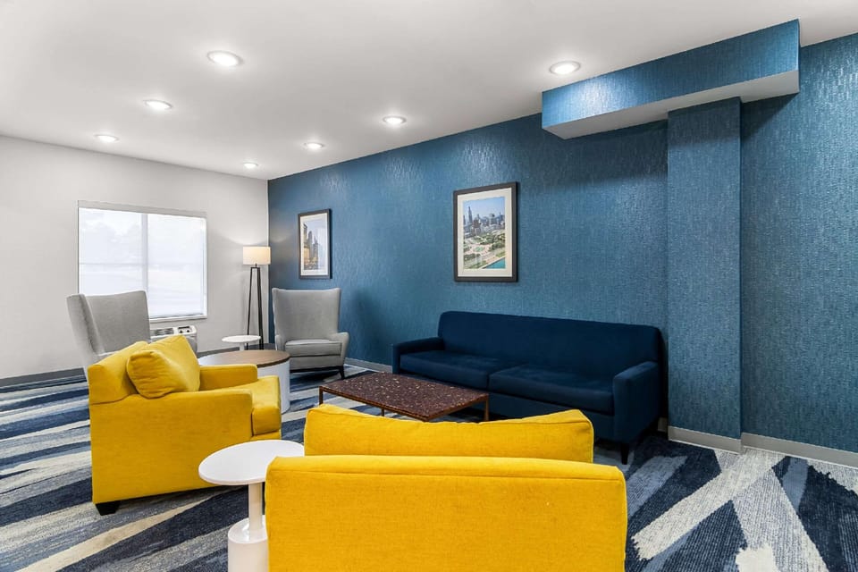 Comfort Inn & Suites near Tinley Park Amphitheater Hotel in Tinley Park