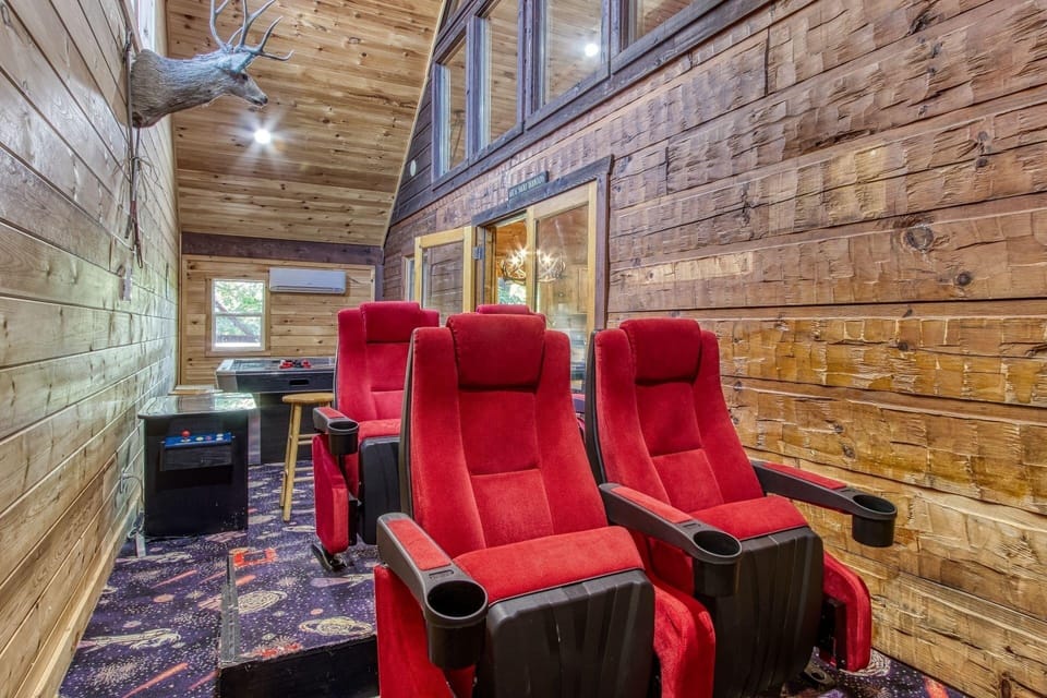 Er3 - Best Of Both Worlds -great Location-close To Town 4 Bedroom Cabin by RedAwning Hotel in Pigeon Forge