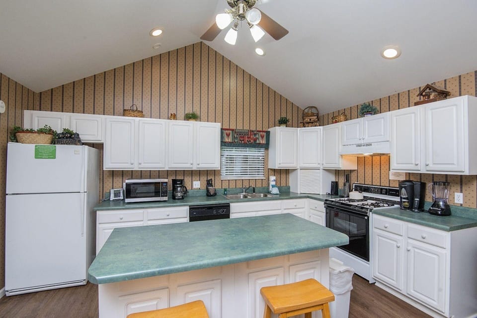 Our Tennessee Mountain Home - Great Location! Close To All The Action! 2 Bedroom Cabin by RedAwning Hotel in Pigeon Forge