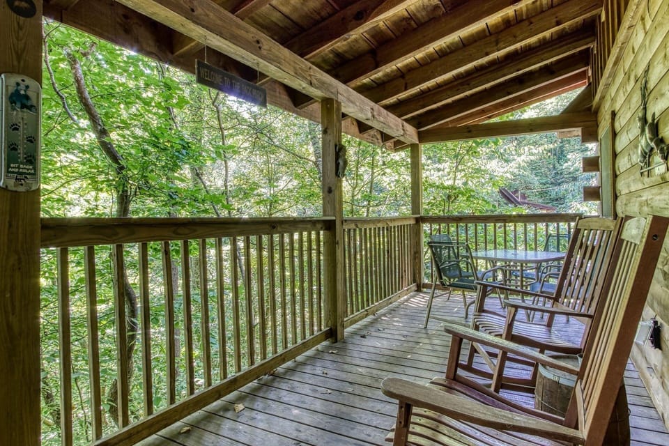 Mystic Mountain - Great Location! Close To All The Action! 2 Bedroom Cabin by RedAwning Hotel in Pigeon Forge