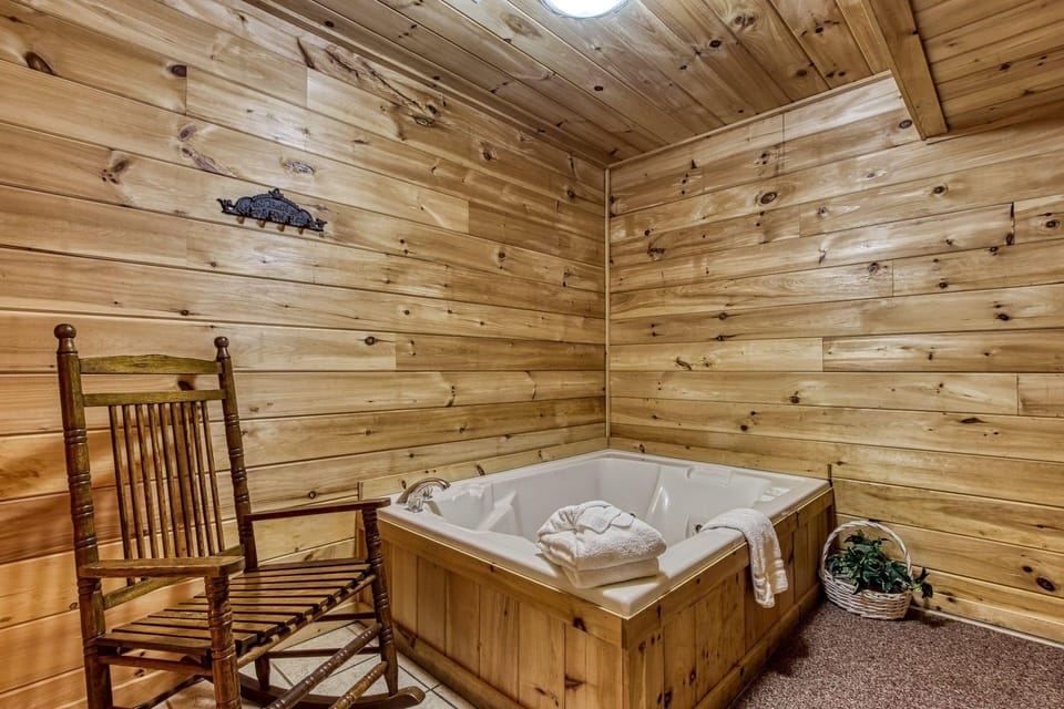 Mystic Mountain - Great Location! Close To All The Action! 2 Bedroom Cabin by RedAwning Hotel in Pigeon Forge