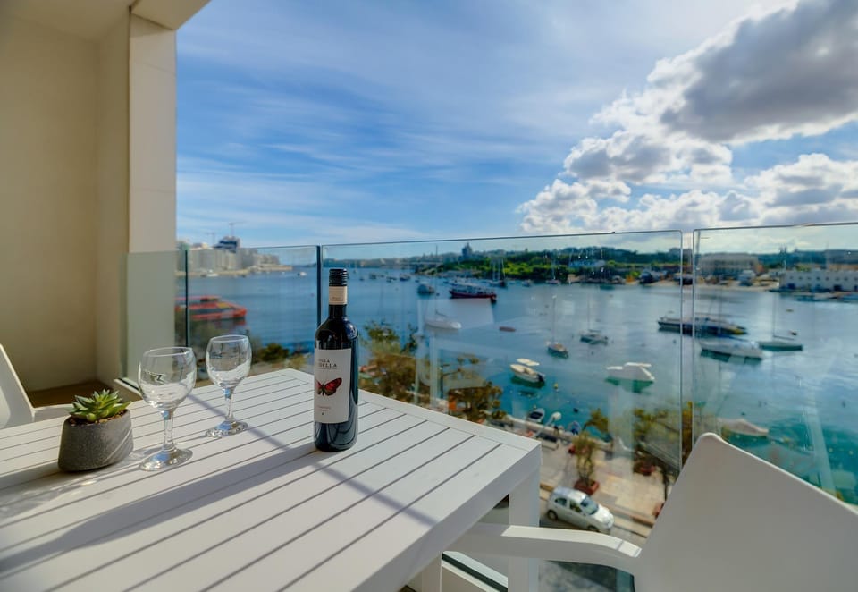 Deluxe Apartment With Valletta and Harbour Views Hotel in Sliema