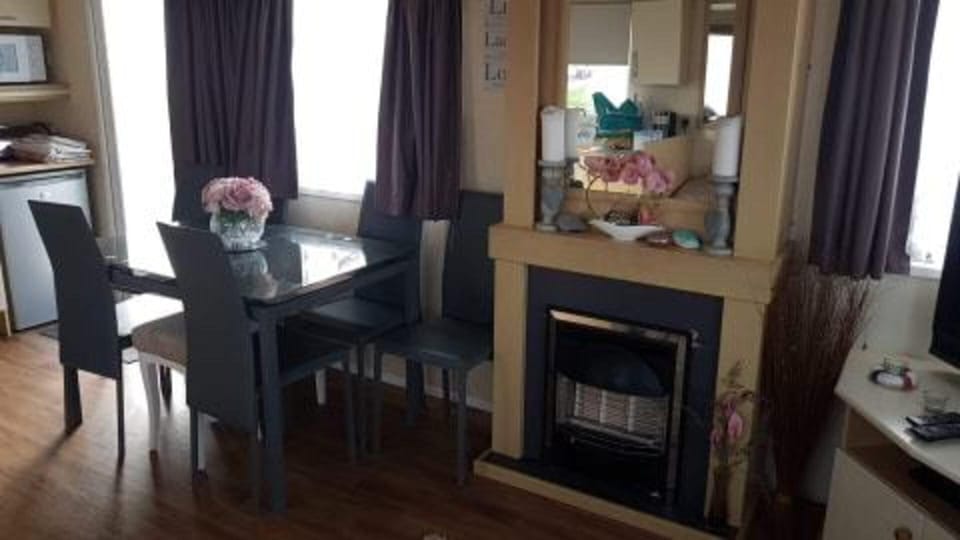 Caravan - Sleeps 8 - Pets Ok - Parking - Site Pool Hotel in Heacham