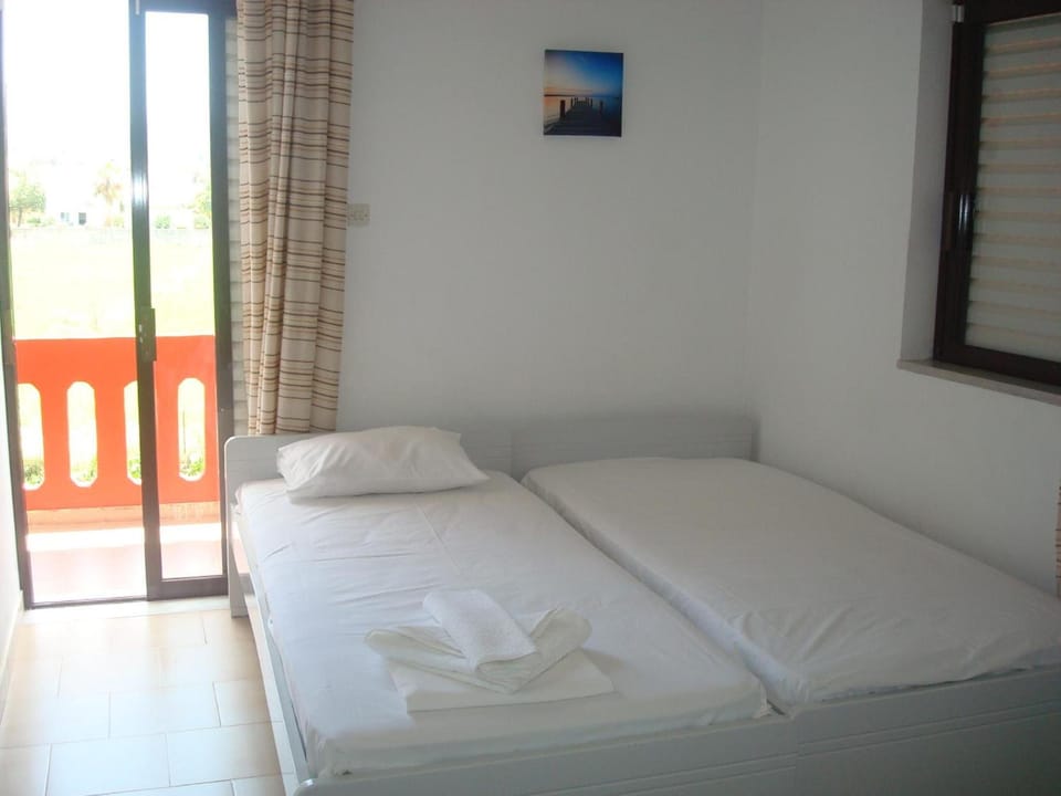 Leonidas Rooms Hotel in Platanias