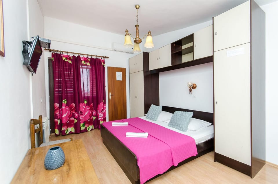 Apartment and Rooms Ivan Hotel in Makarska