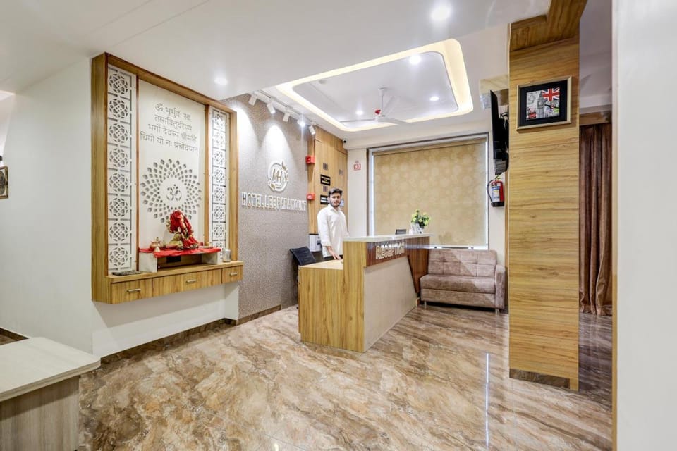 Hotel Lee Paramount Hotel in Gandhinagar