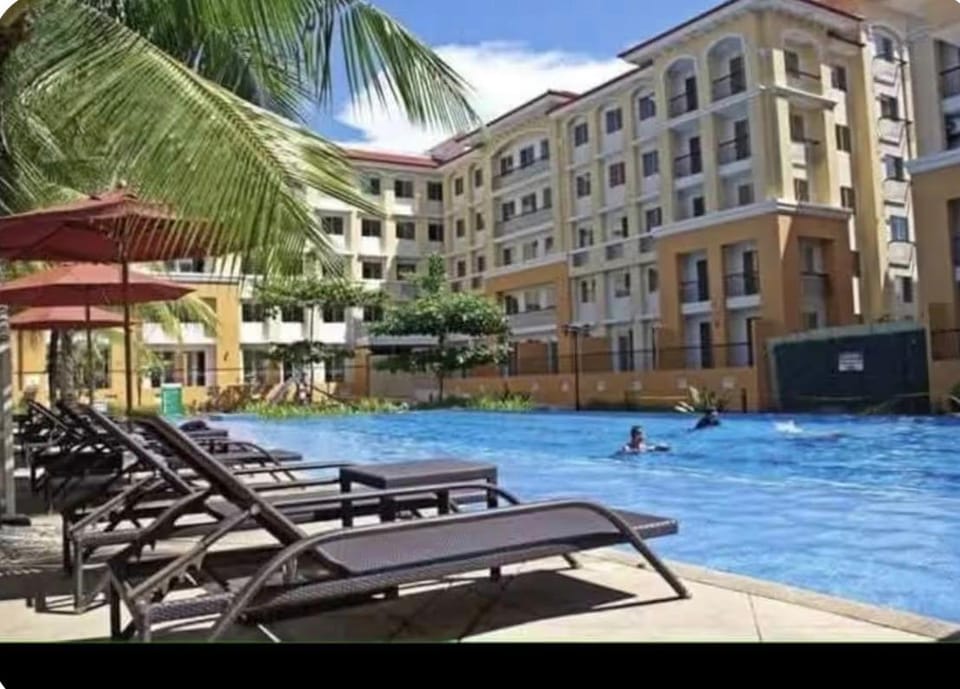 Swimming pool [outdoor]
