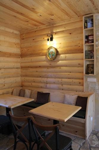 Pubhouse & Rooms Pahulja Hotel in Montenegro