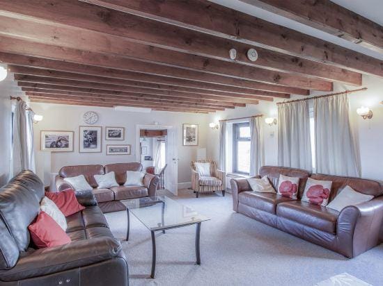Stormy Castle - 6 Bedroom Sleeps 14 - Llangennith Hotel in Wales