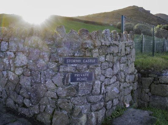 Stormy Castle - 6 Bedroom Sleeps 14 - Llangennith Hotel in Wales