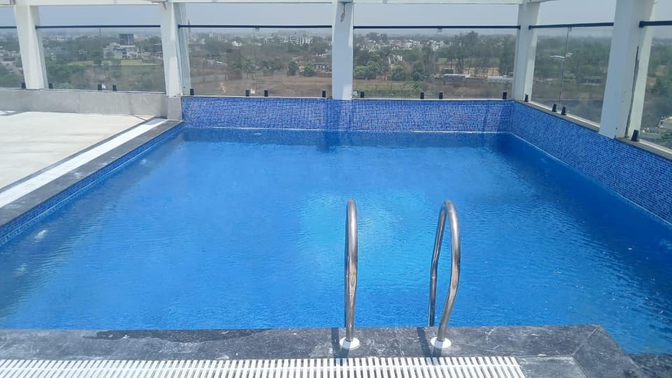 Swimming pool [outdoor]