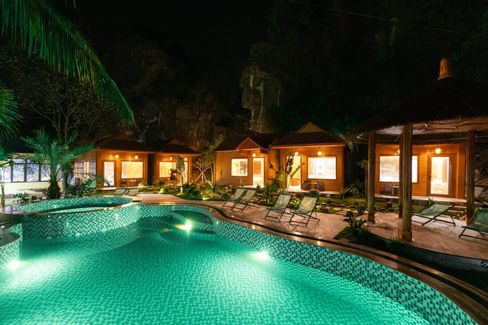 Swimming pool [outdoor]