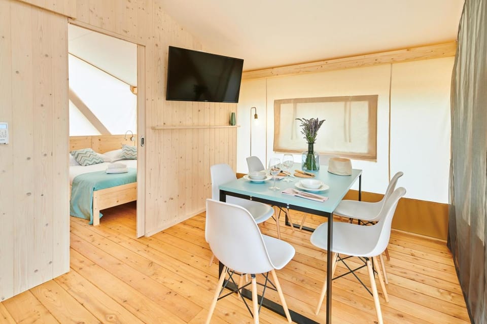 Shared lounge/TV area